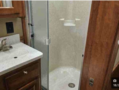2016 Showhauler 2 Bath Cascadia Coach, 600HP, 13 Speed, 56K Miles, Available Today - Image 17